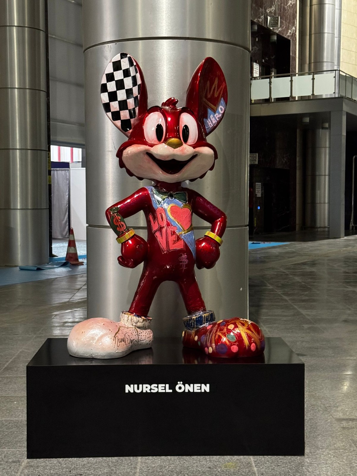 Mr Roo NÖ-MR-17, Pop-Art-Skulptur von Nursel Önen
